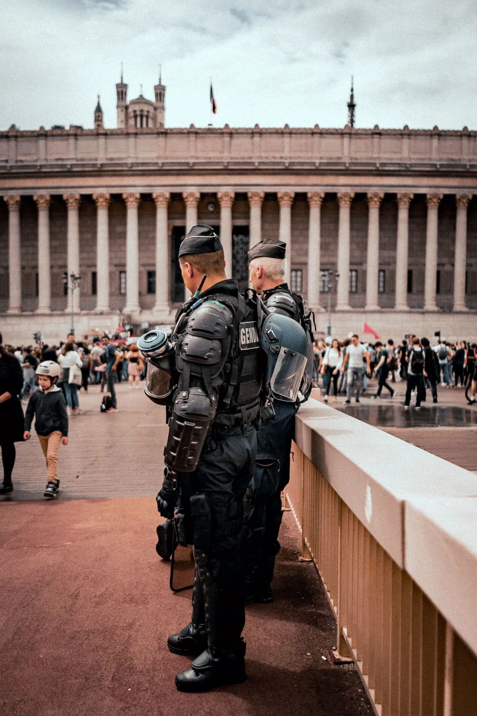 Deux gendarmes mobiles en tenue d'intervention devant le palais de justice de Lyon